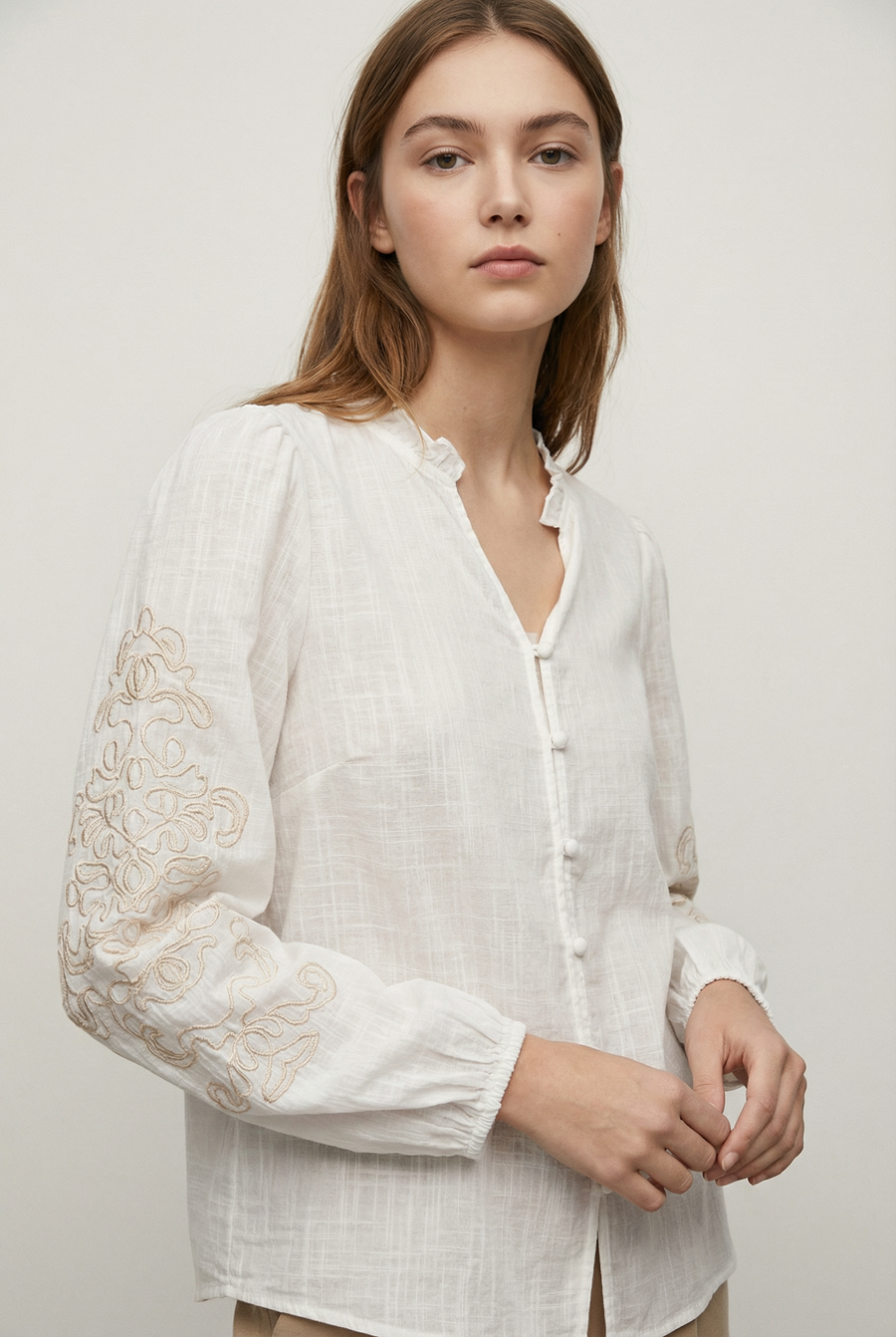 Chemise brodée en coton femme – manches longues élégantes vue portée