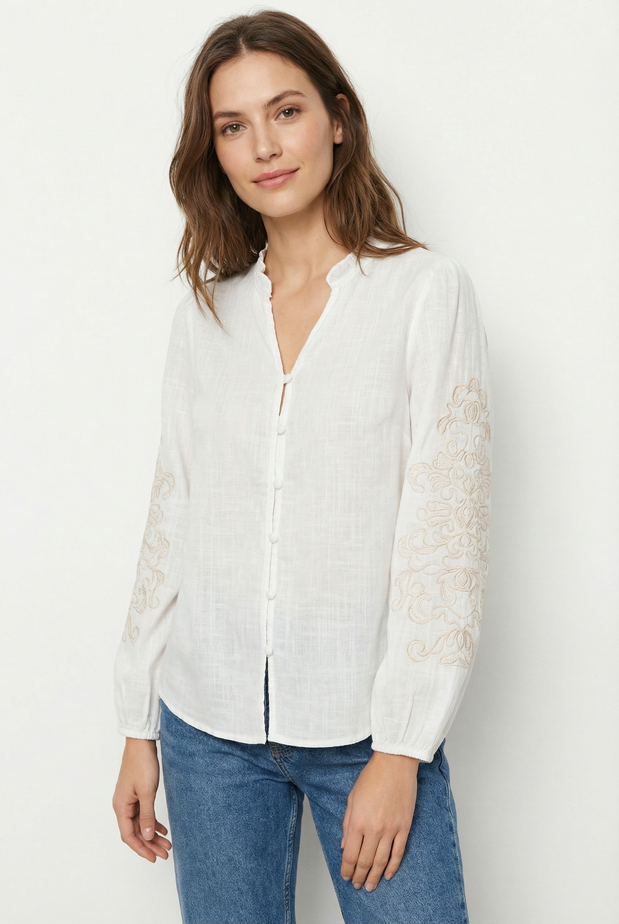Chemise brodée en coton femme – manches longues élégantes look complet