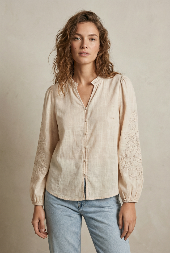 Chemise brodée en coton femme – manches longues élégantes vue de profil