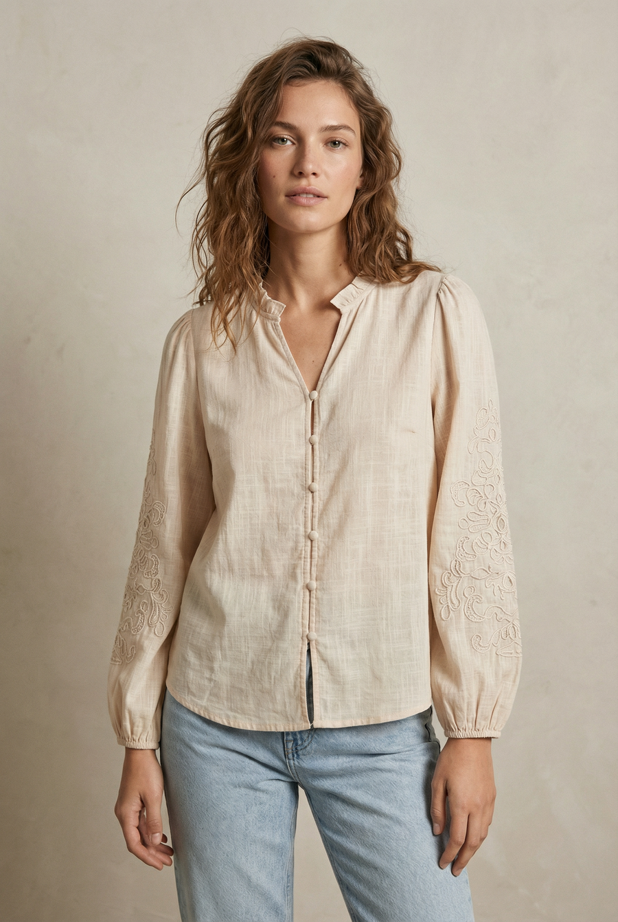 Chemise brodée en coton femme – manches longues élégantes vue de profil