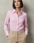 Camisa elegante de manga larga entallada en rosa pastel para mujer con falda midi con abertura