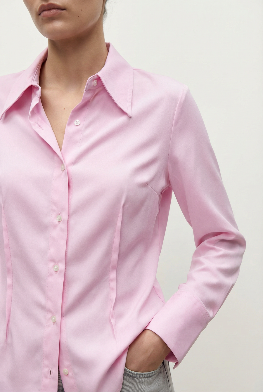 Chemise cintrée rose pastel manches longues vue portée