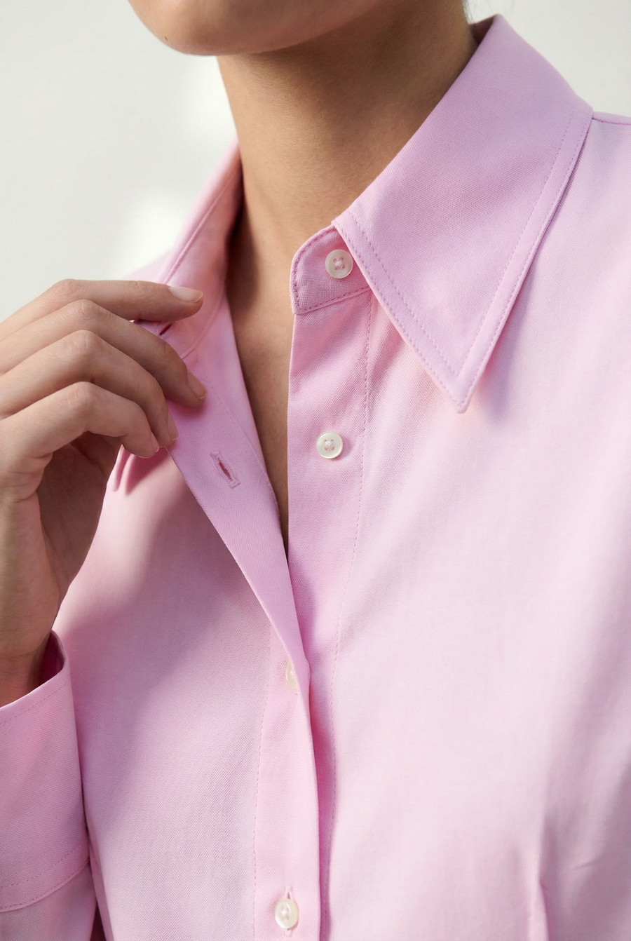 Chemise cintrée rose pastel manches longues détail du produit