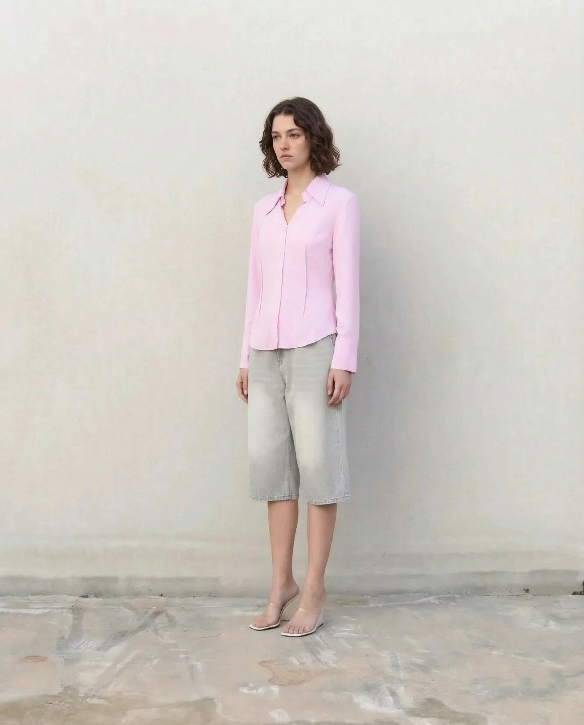 Camisa elegante de manga larga entallada en rosa pastel para mujer con falda midi con abertura