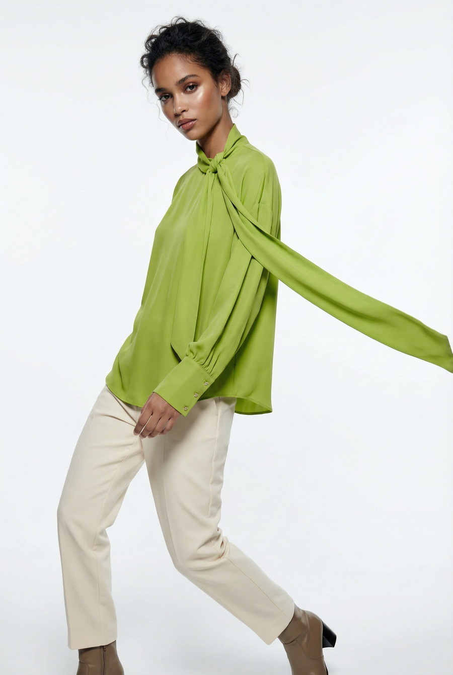 Chemise col lavallière verte manches longues vue de profil