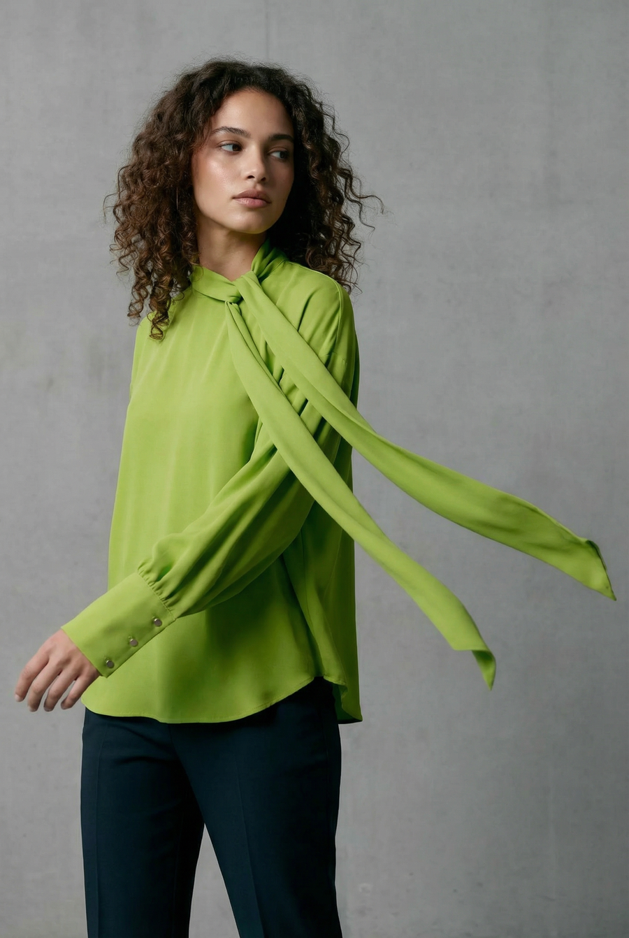 Chemise col lavallière verte manches longues détail du produit