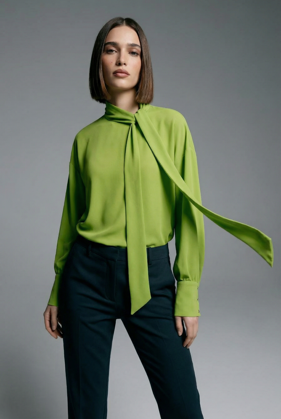Chemise col lavallière verte manches longues vue portée
