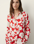 Camisa de satén floral roja y blanca para mujer: elegancia y comodidad para todas las ocasiones.