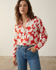 Camisa de satén floral roja y blanca para mujer: elegancia y comodidad para todas las ocasiones.
