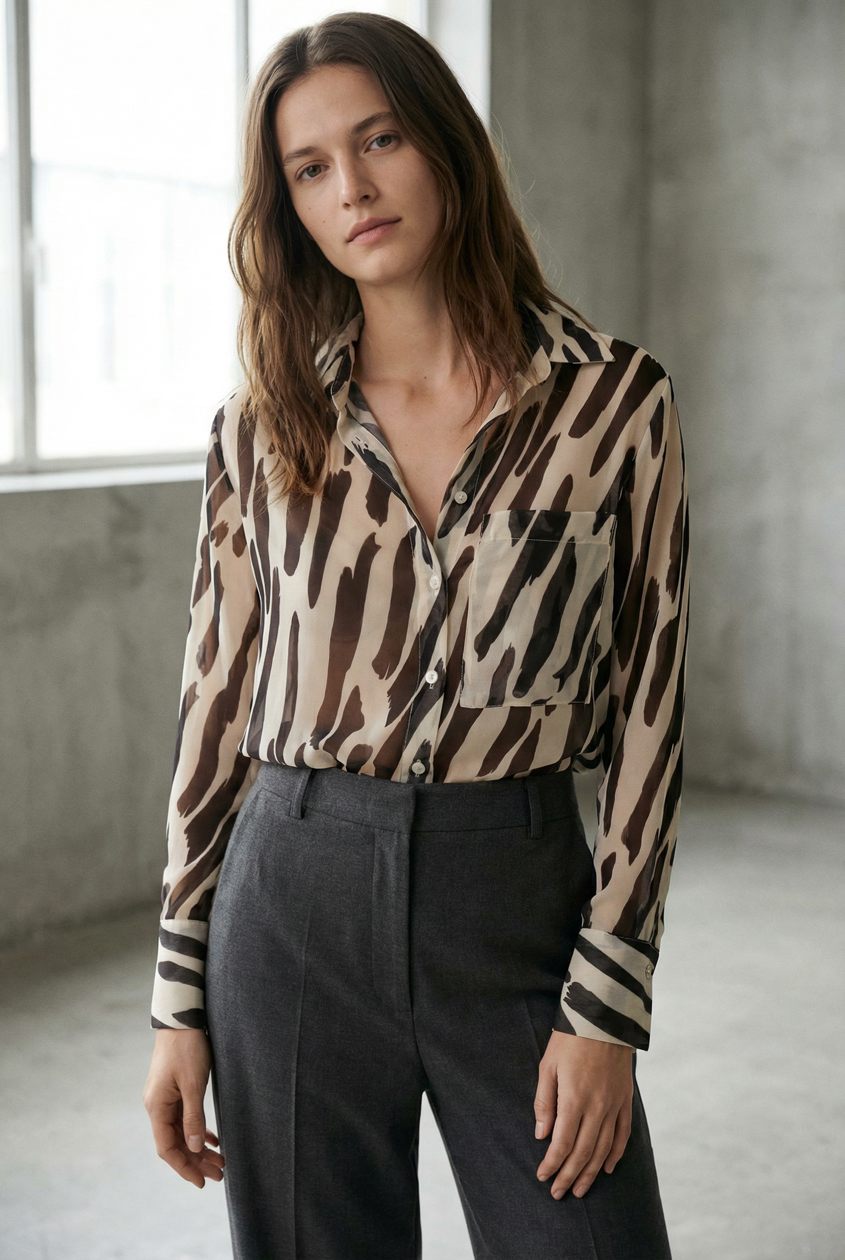 Chemise fluide imprimée zébrée beige et noir
