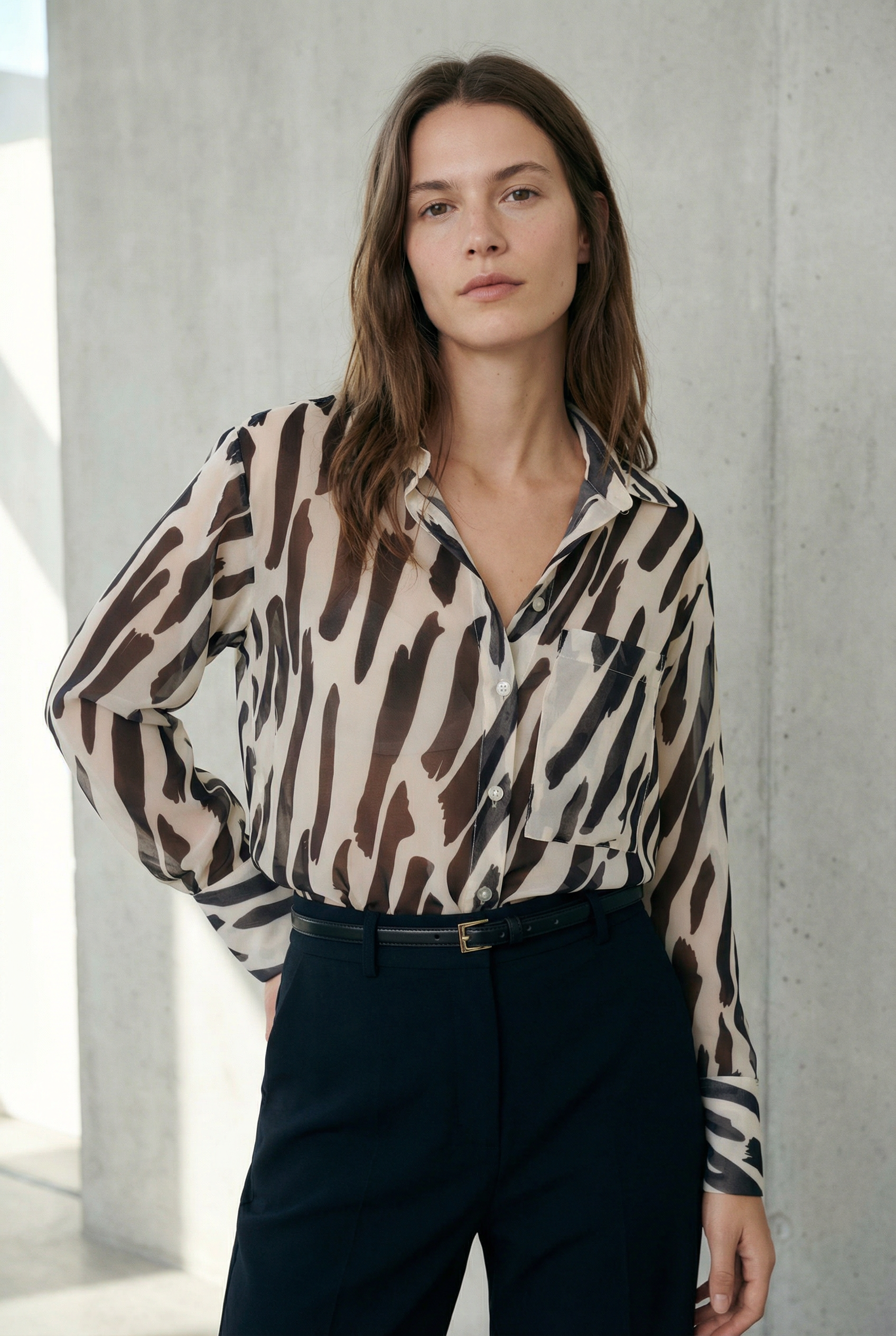 Chemise fluide imprimée zébrée beige et noir