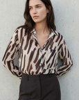 Chemise fluide imprimée zébrée beige et noir