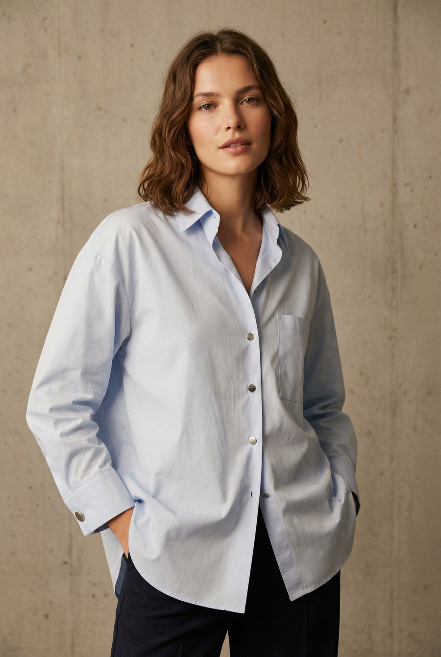 Chemise oversize popeline bleu ciel femme manches longues vue portée
