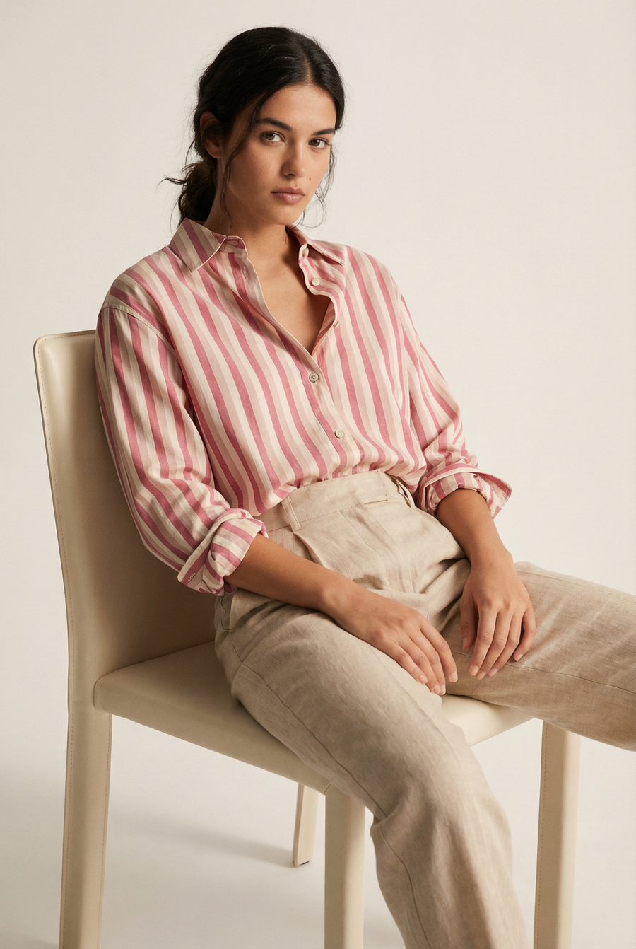Chemise satinée à rayures écru et rose détail du produit