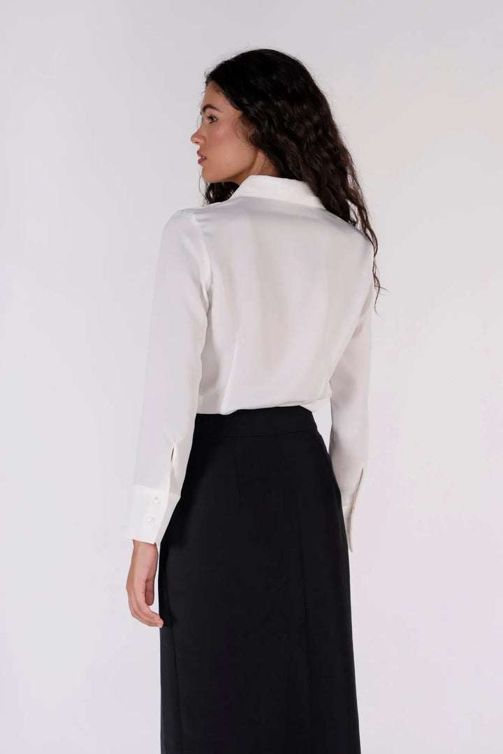 Chemise blanche ajustée à pinces – Coupe féminine et élégance intemporelle Sapiato