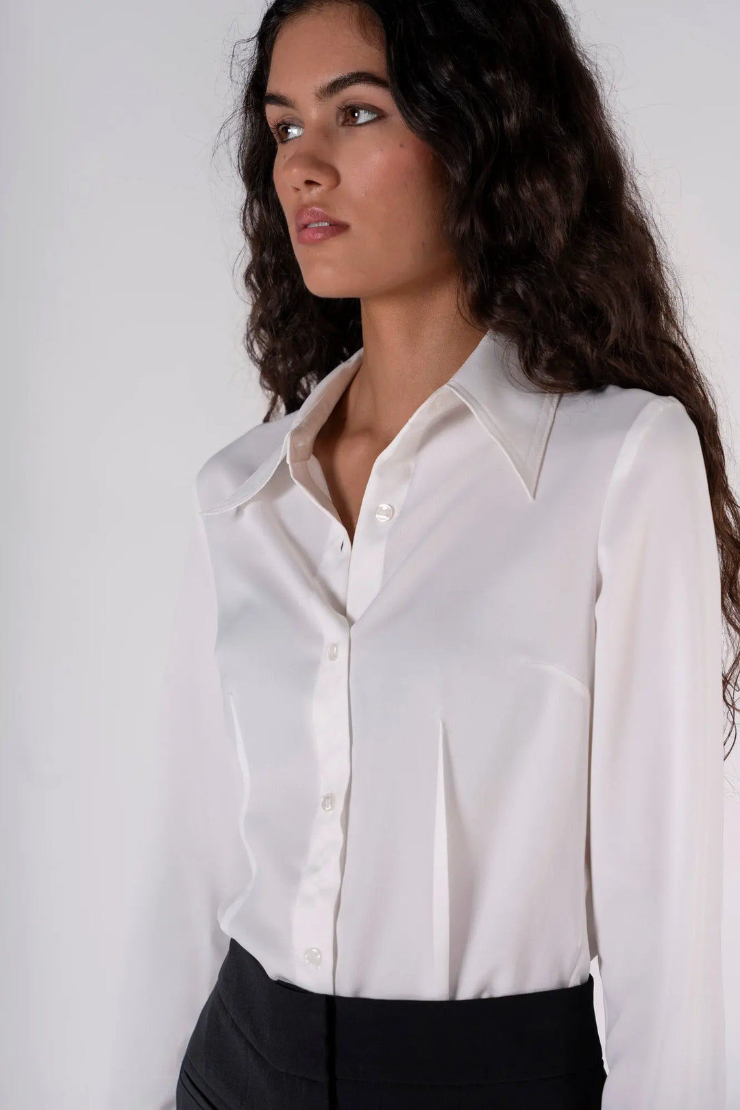 Chemise blanche ajustée à pinces – Coupe féminine et élégance intemporelle Sapiato