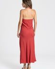 Vue arrière d'une robe midi halter fluide en viscose rouge, mettant en avant sa coupe flatteuse.