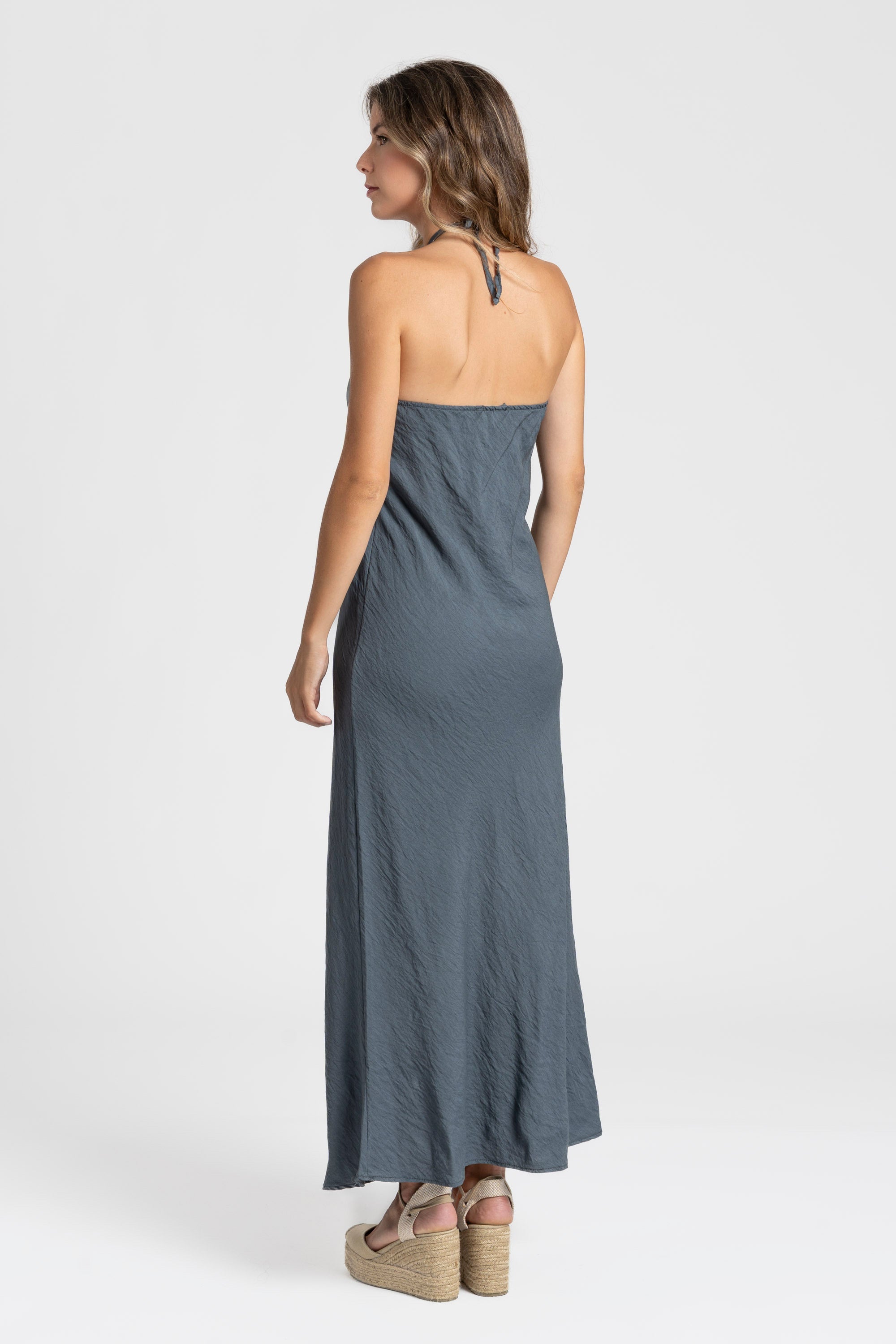 Vue arrière de la robe midi halter fluide en viscose bleu-gris, soulignant sa fluidité et son élégance.