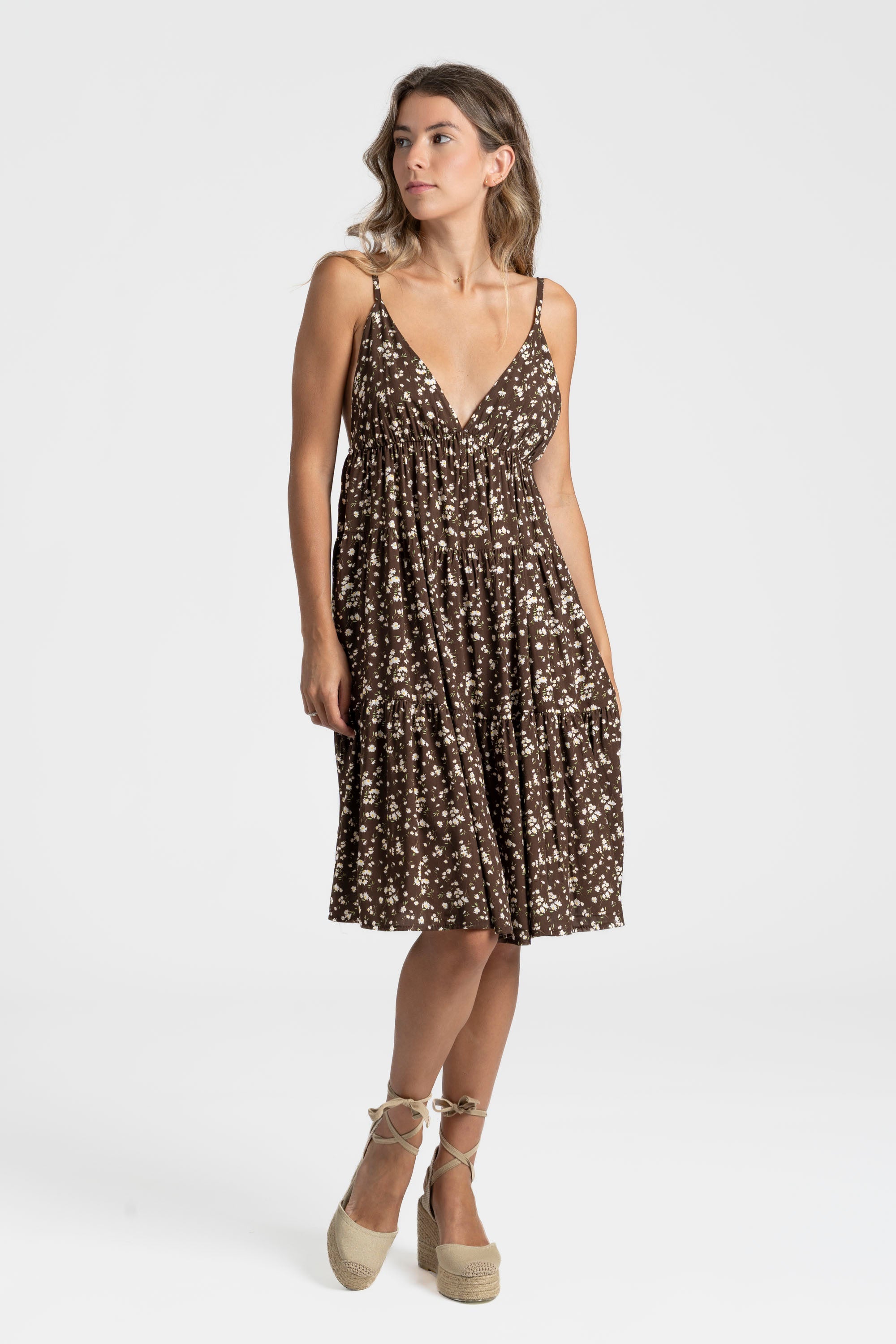 Modèle en pose décontractée avec une robe fluide en viscose à bretelles fines, couleur marron, offrant un tombé fluide.