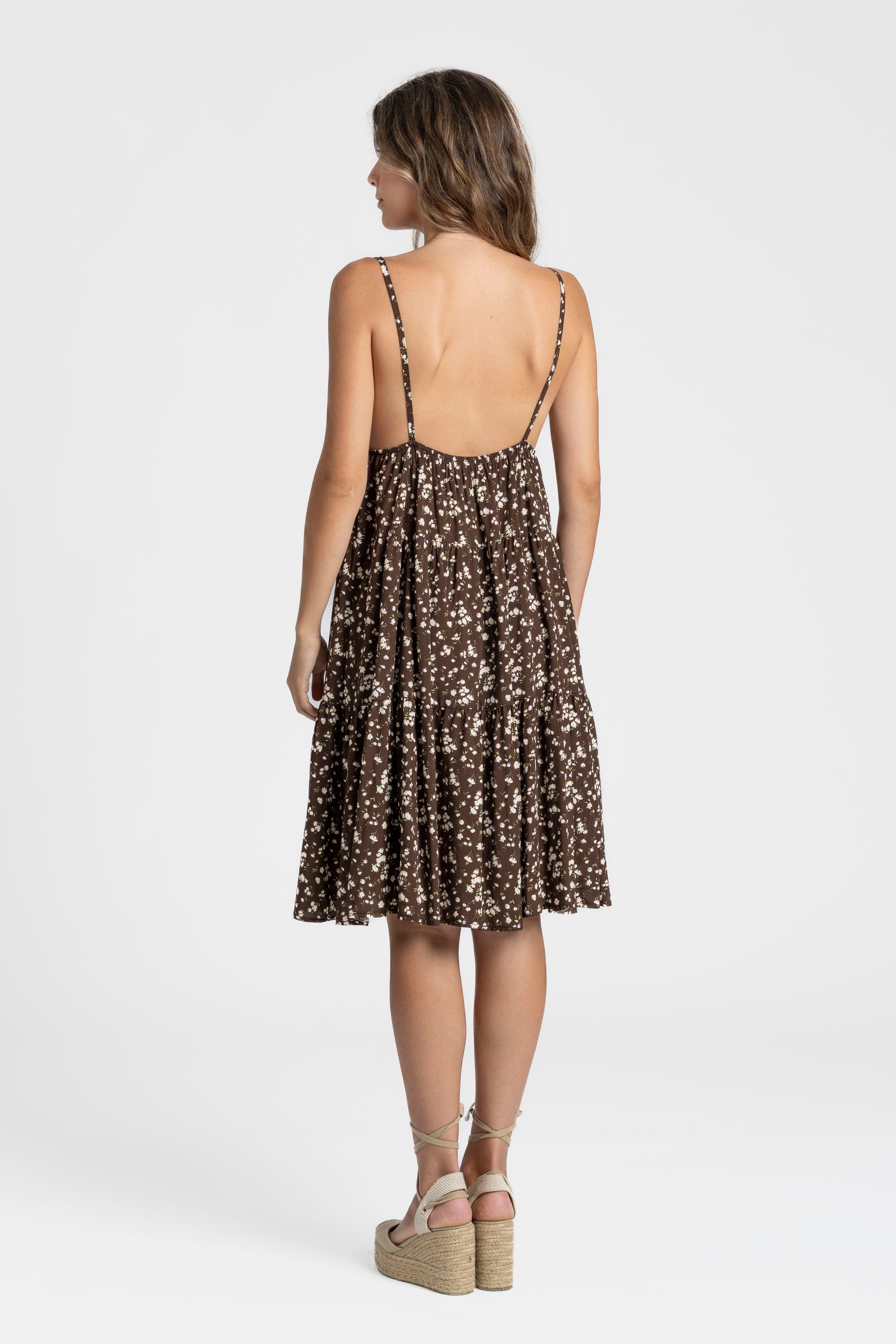 Vue de dos d'une robe fluide en viscose à bretelles fines, couleur marron, démontrant sa légèreté et son confort.