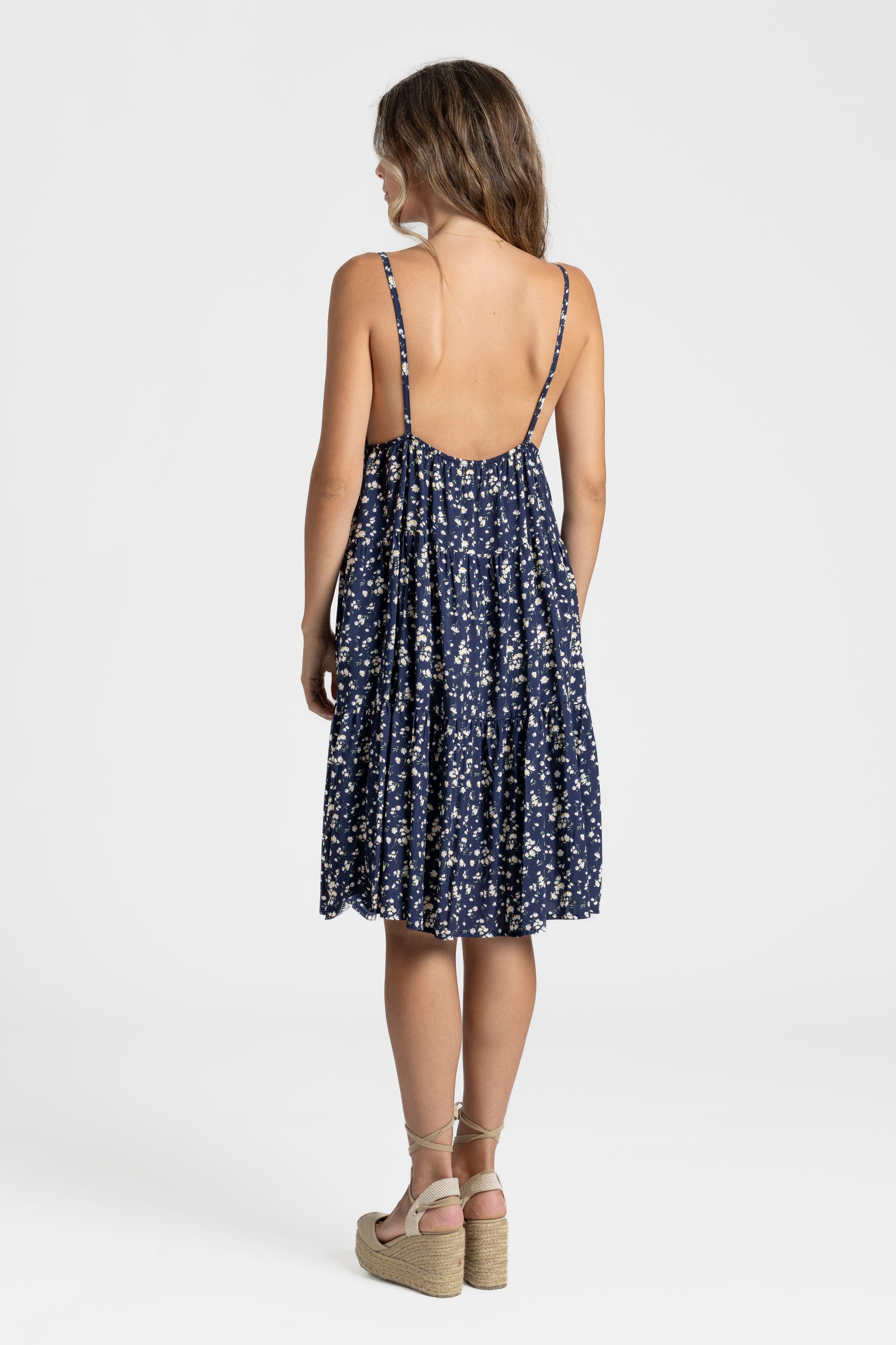 Vue de dos d'une robe fluide en viscose à bretelles fines, couleur marine, mettant l'accent sur un style décontracté.