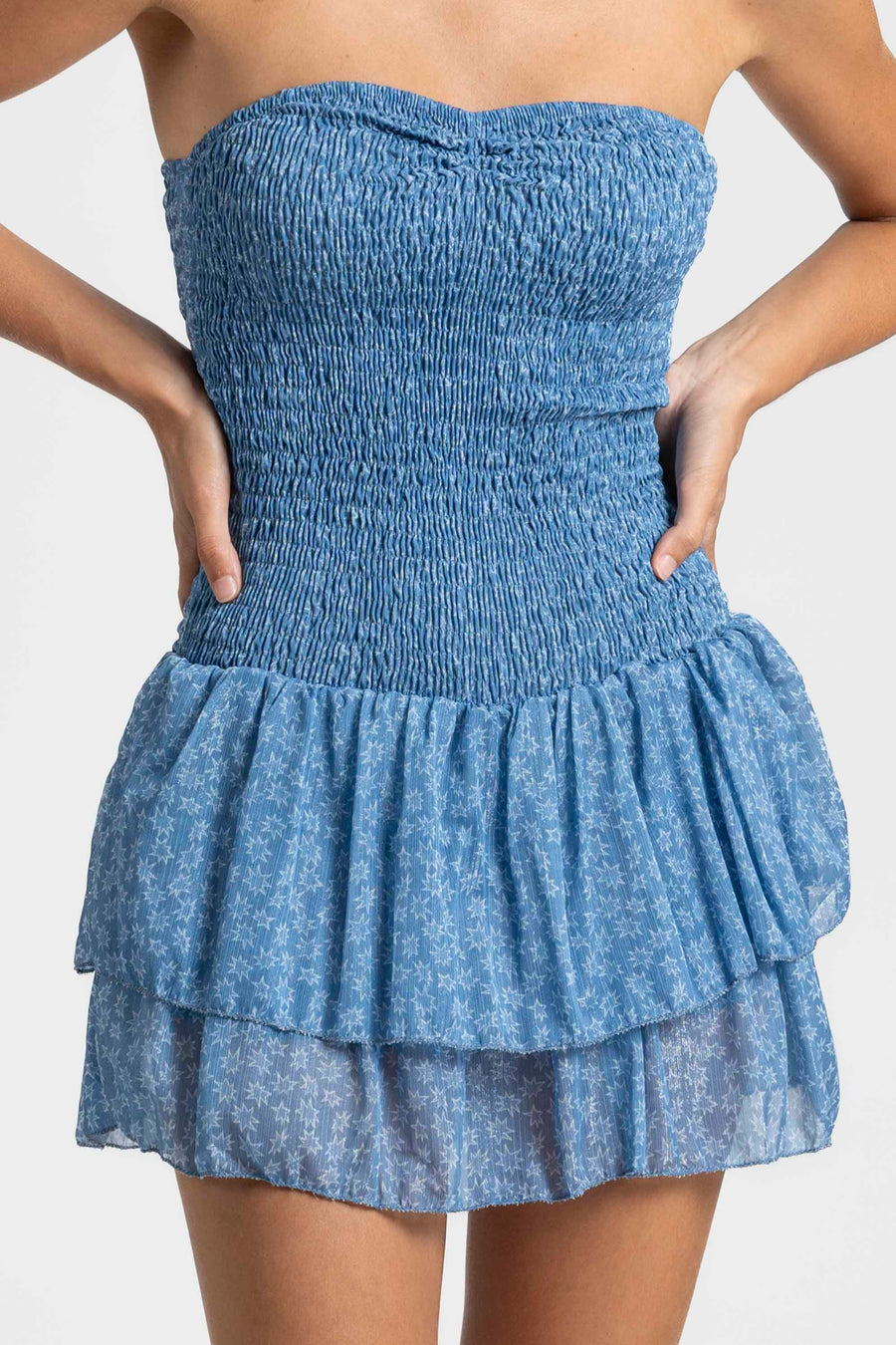 Robe courte étoilée à volants en bleu, style décontracté pour l'été.