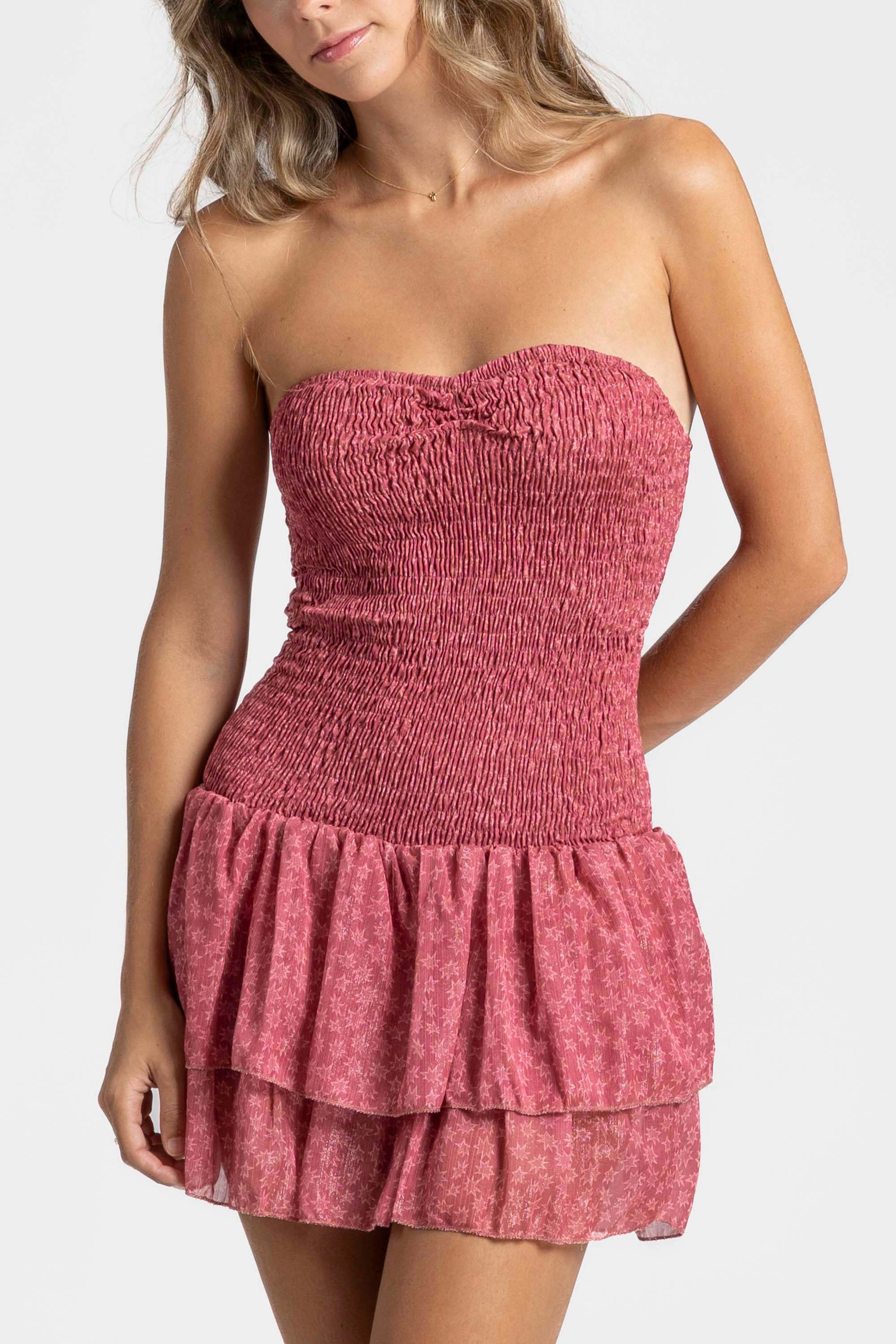 Robe courte étoilée en rouge, style décontracté et élégant.