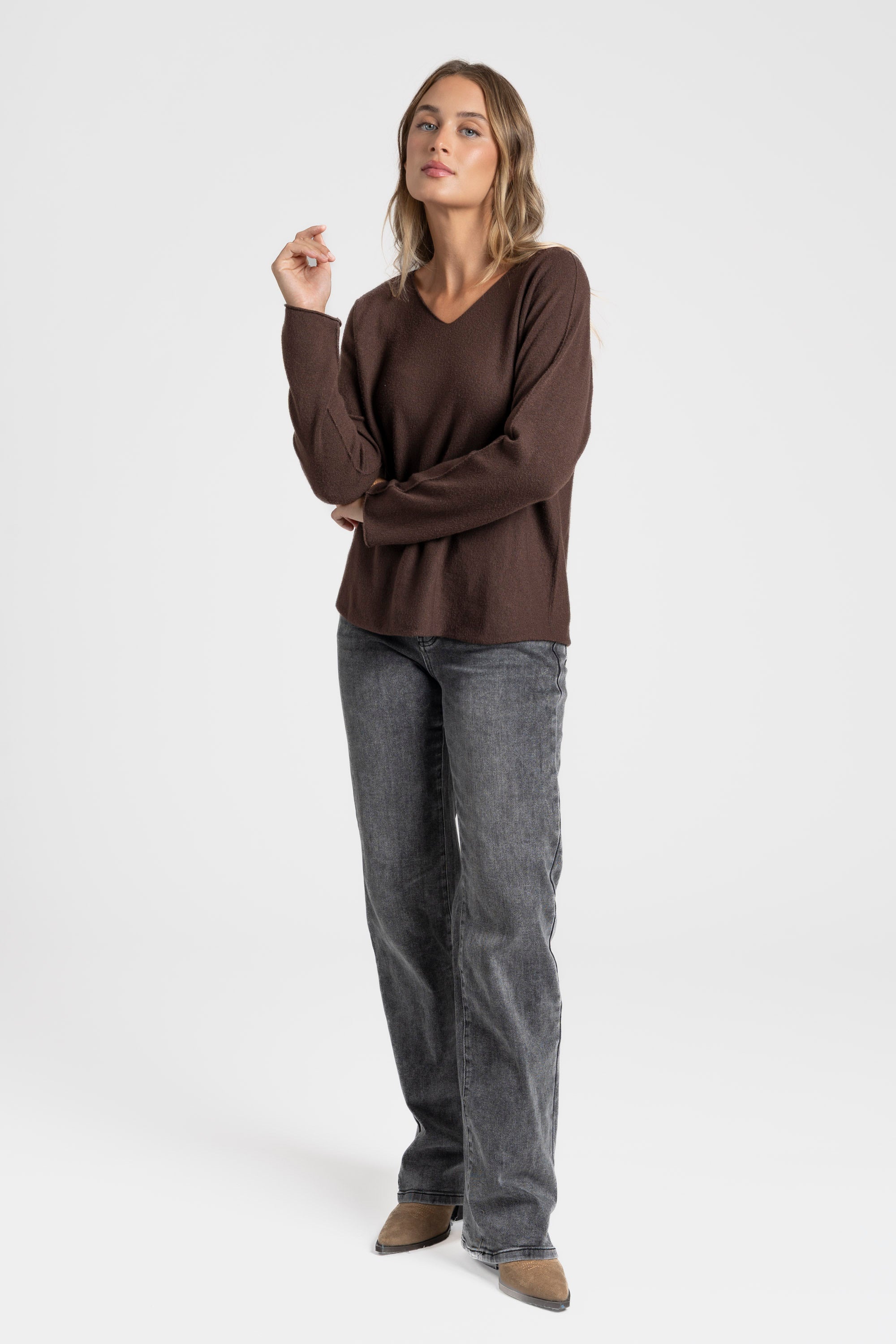 Pull col V femme, affiché dans une tenue stylée avec un jean, idéal pour un look quotidien.