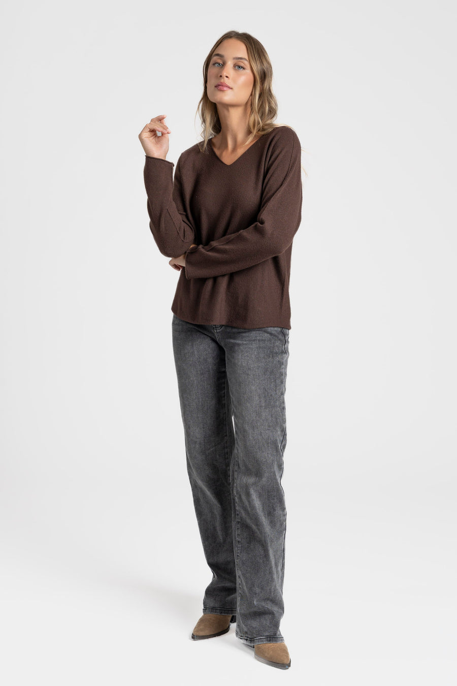 Pull col V femme, affiché dans une tenue stylée avec un jean, idéal pour un look quotidien.