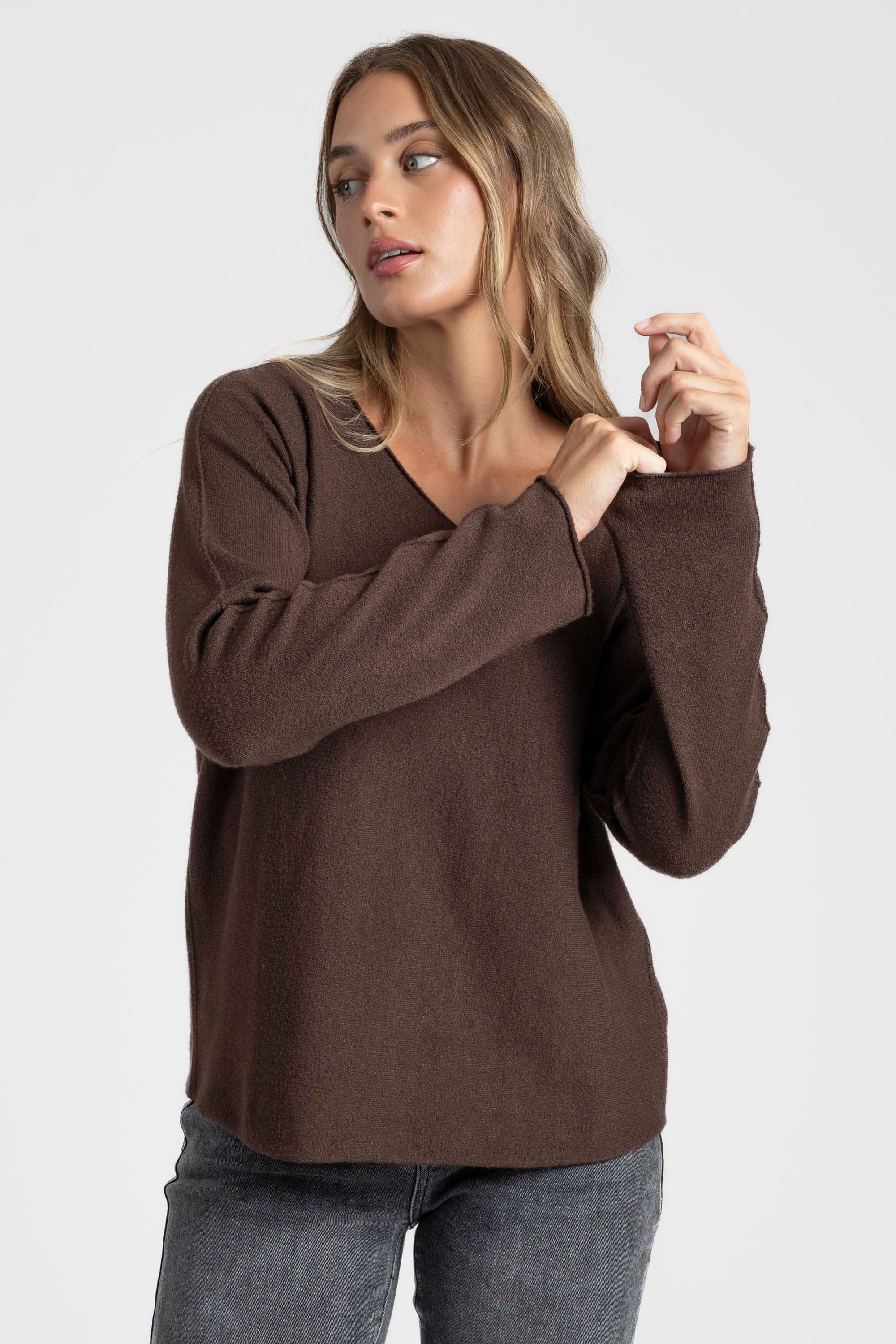 Pull fin col V femme, vue latérale, mettant en valeur la texture et le confort de la maille.