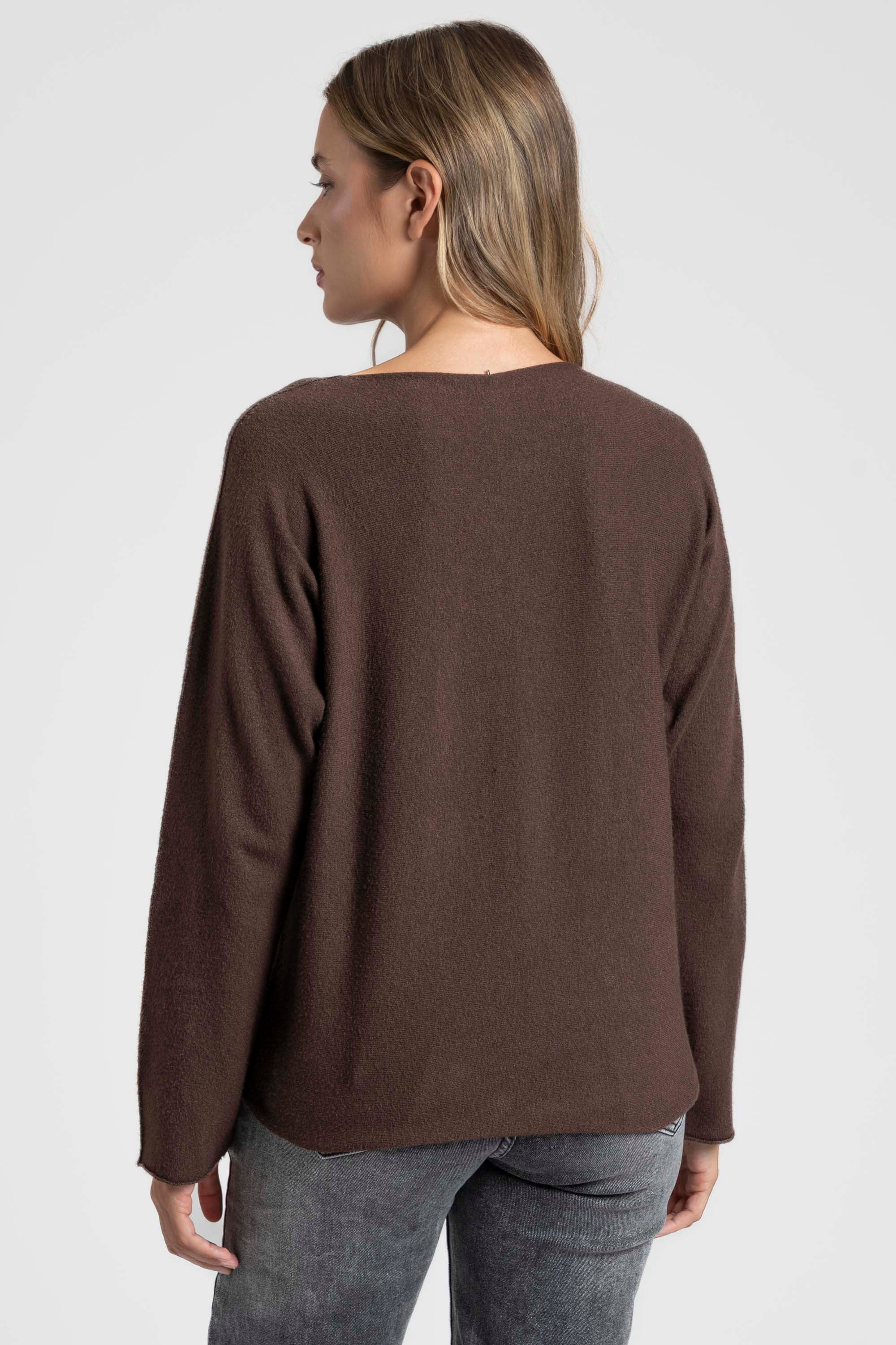 Pull col V femme, vu de dos, offrant un style fluide et naturel pour les journées mi-saison.