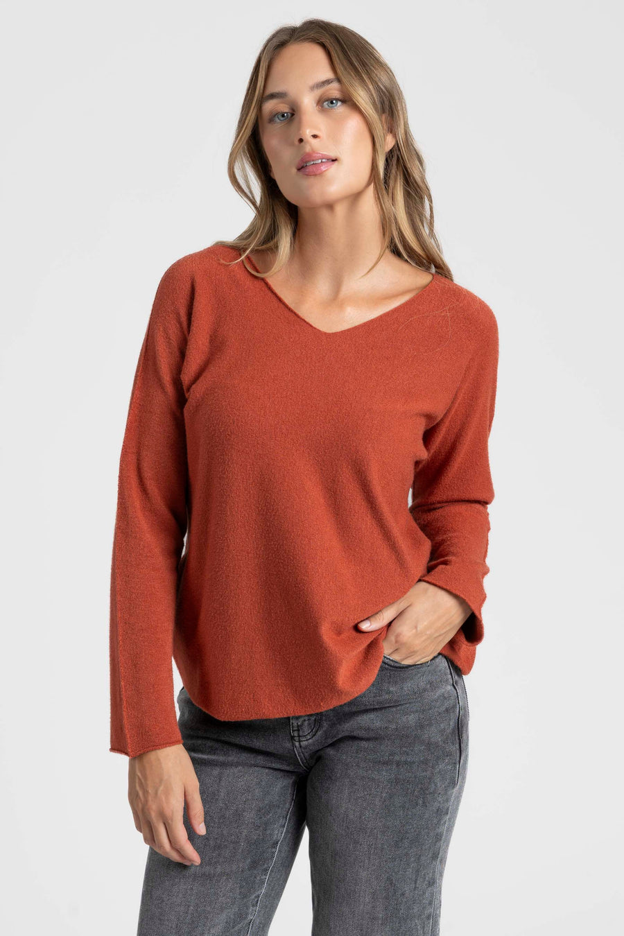 Pull fin col V femme en orange, affiché sous différents angles pour montrer sa coupe moderne.