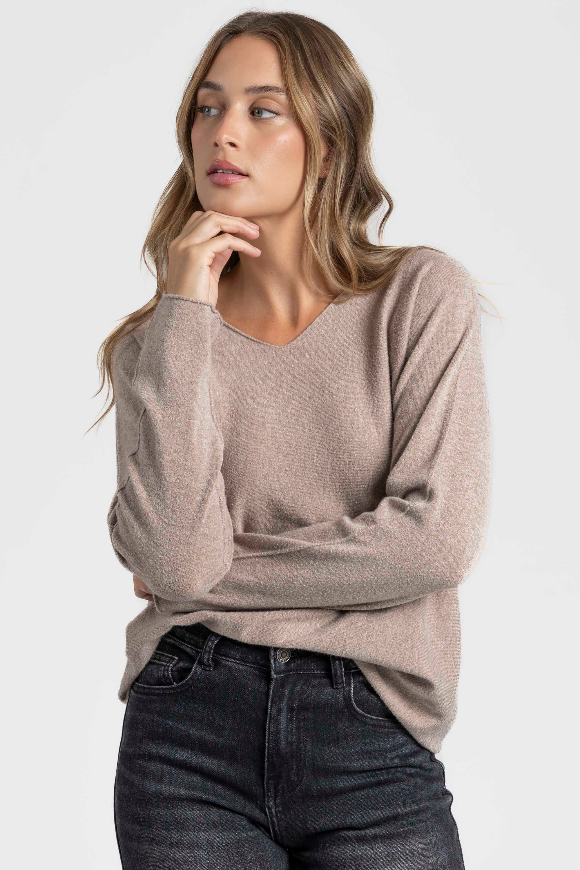Pull fin col V femme en beige, se portant facilement pour créer des looks subtils et chic.