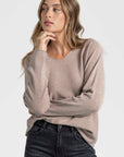 Pull fin col V femme en beige, se portant facilement pour créer des looks subtils et chic.