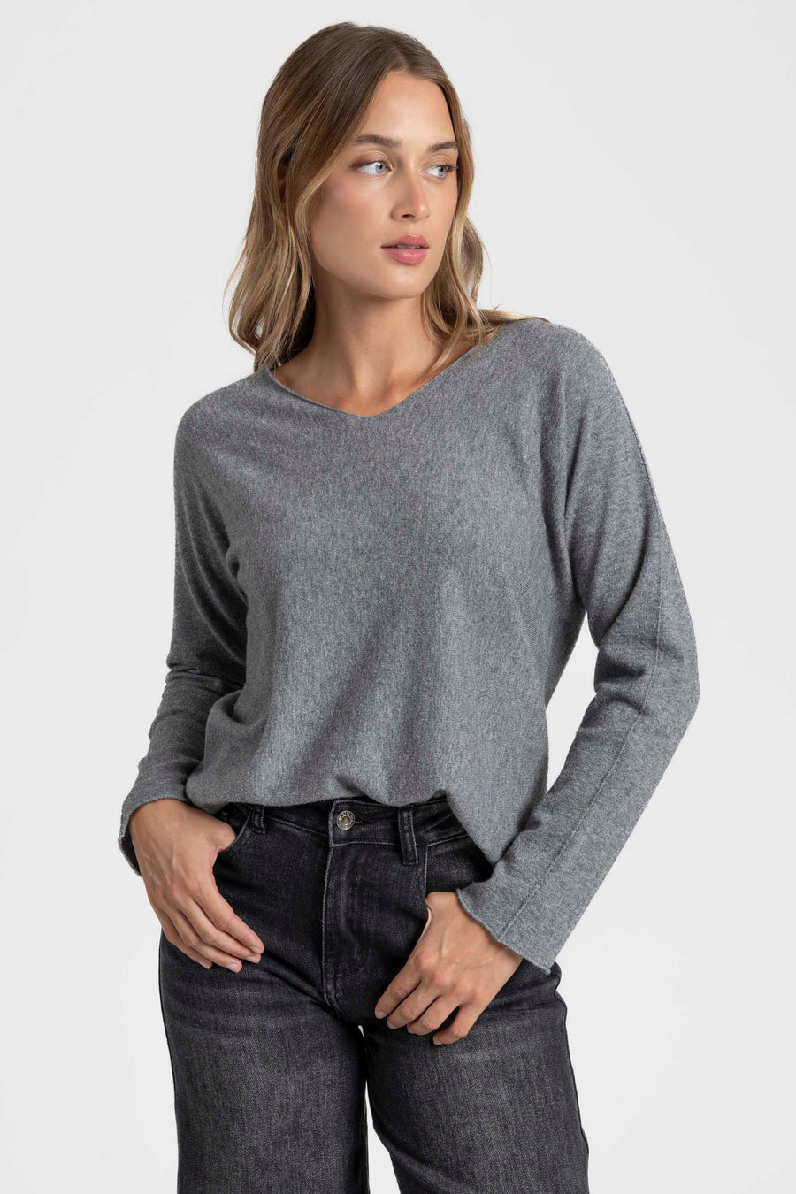 Pull fin col V femme couleur gris, parfait pour un look élégant et casual lors des mi-saisons.