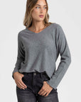 Pull fin col V femme couleur gris, parfait pour un look élégant et casual lors des mi-saisons.