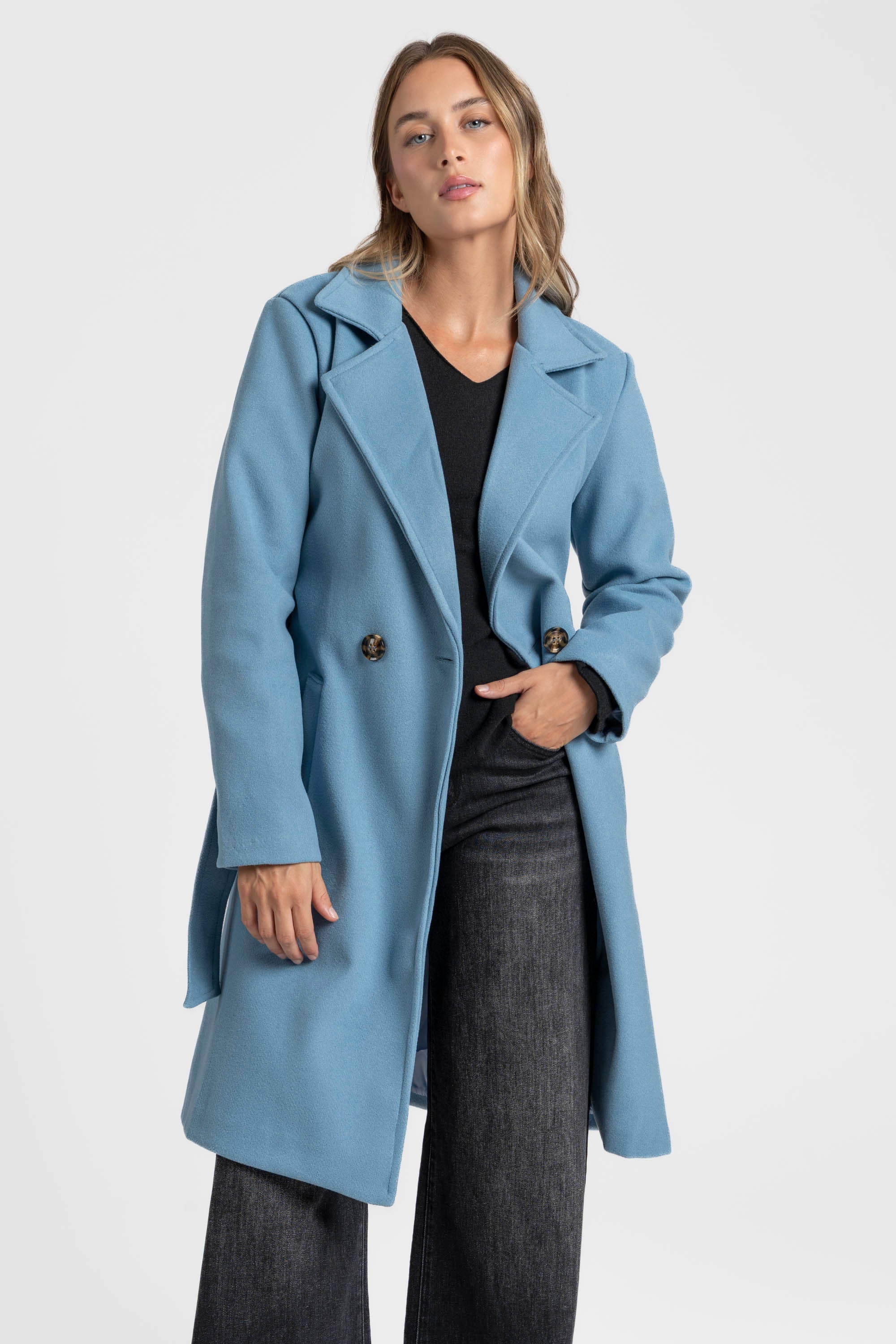 Démonstration du manteau croisé femme bleu clair, parfait pour une rentrée élégante.