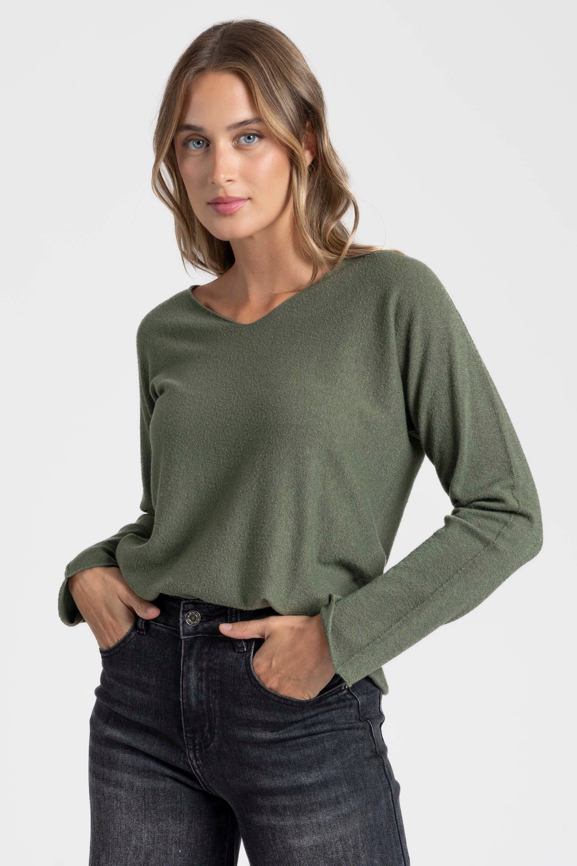 Pull col V femme vert, vue rapprochée avec une belle texture, idéal pour les superpositions.