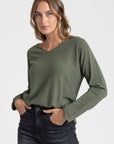 Pull col V femme vert, vue rapprochée avec une belle texture, idéal pour les superpositions.