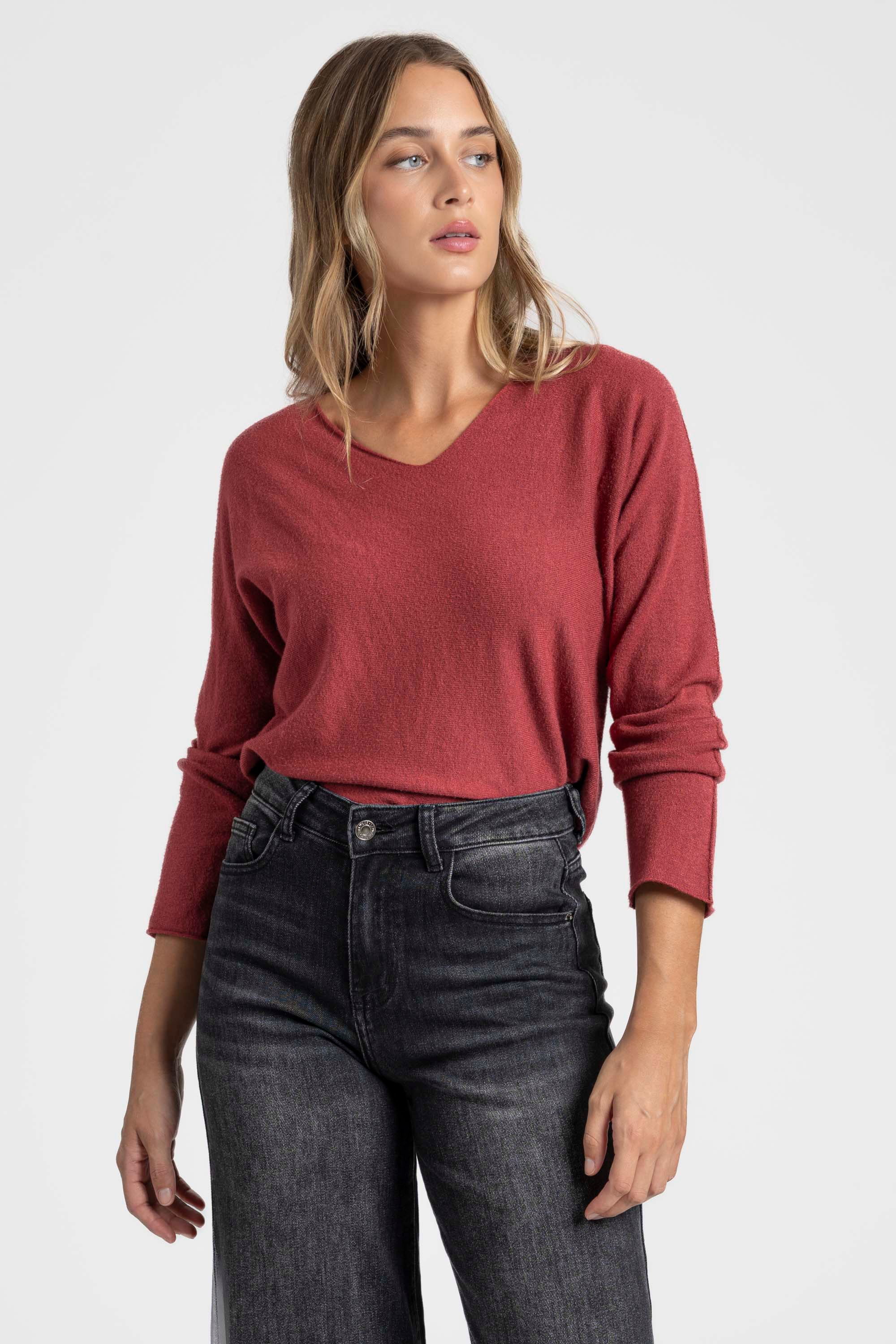 Pull col V femme couleur bordeaux, offrant une alternative trendy pour les looks quotidiens.