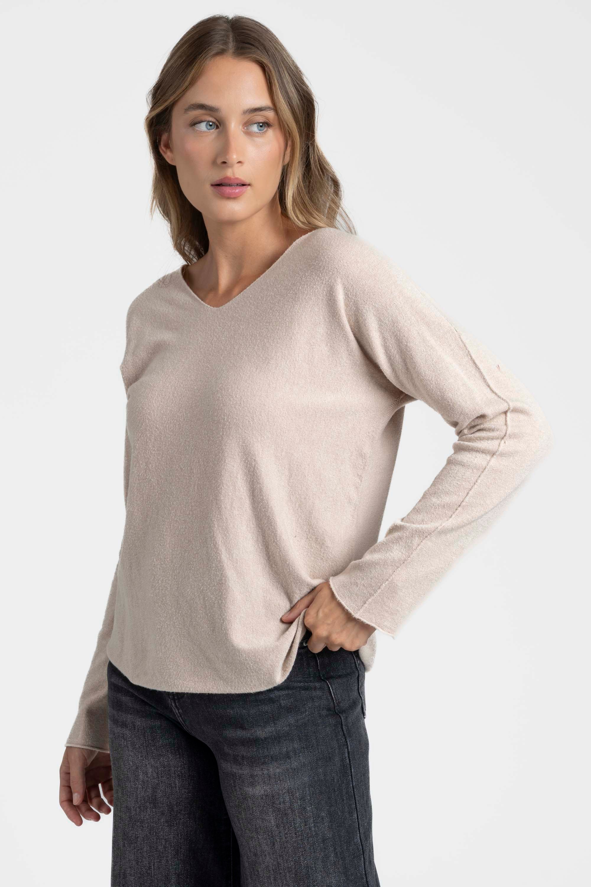Pull col V femme couleur beige, affichant une coupe confortable et élégante, parfaite pour le quotidien.