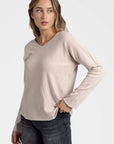 Pull col V femme couleur beige, affichant une coupe confortable et élégante, parfaite pour le quotidien.
