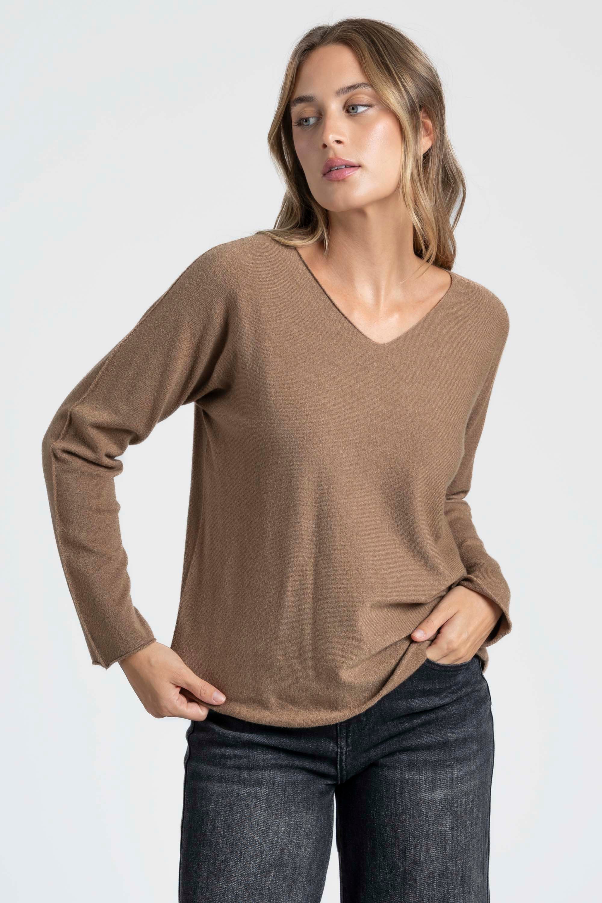 Pull fin col V femme en khaki, soulignant sa matière douce et son allure élégante.