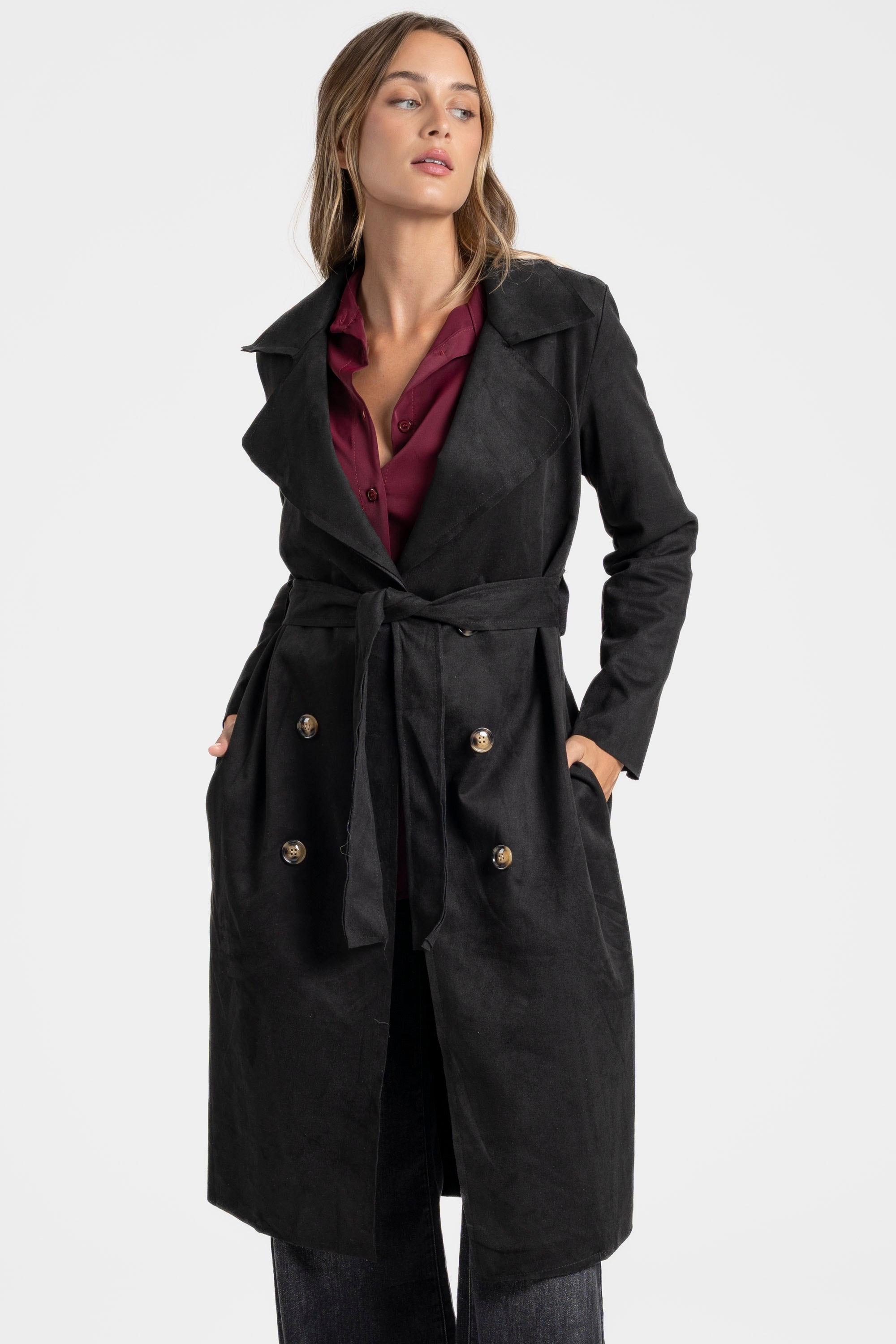 Trench femme ceinture noir avec un torse, soulignant son ajustement et le col élégant.