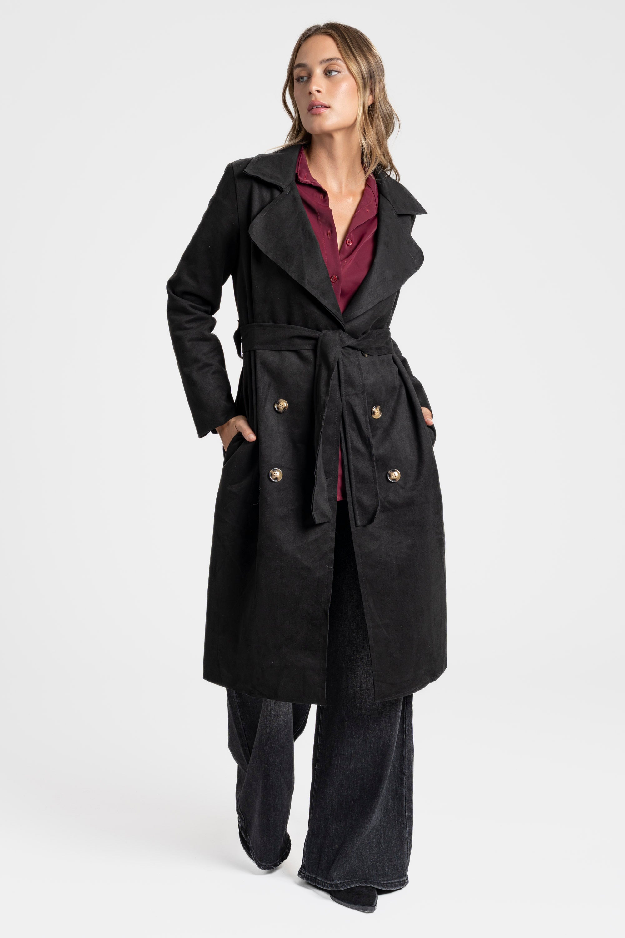 Trench femme ceinture noir classique, avec un look moderne et élégant, parfait pour toute saison.