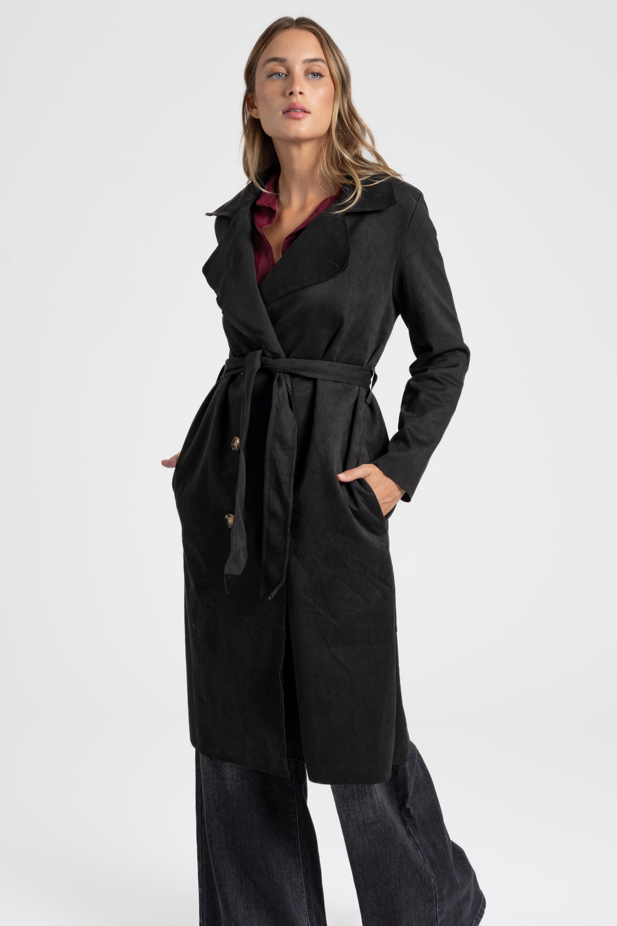 Trench femme ceinture noir en vue de trois quarts, mettant en valeur les détails comme la ceinture ajustable.