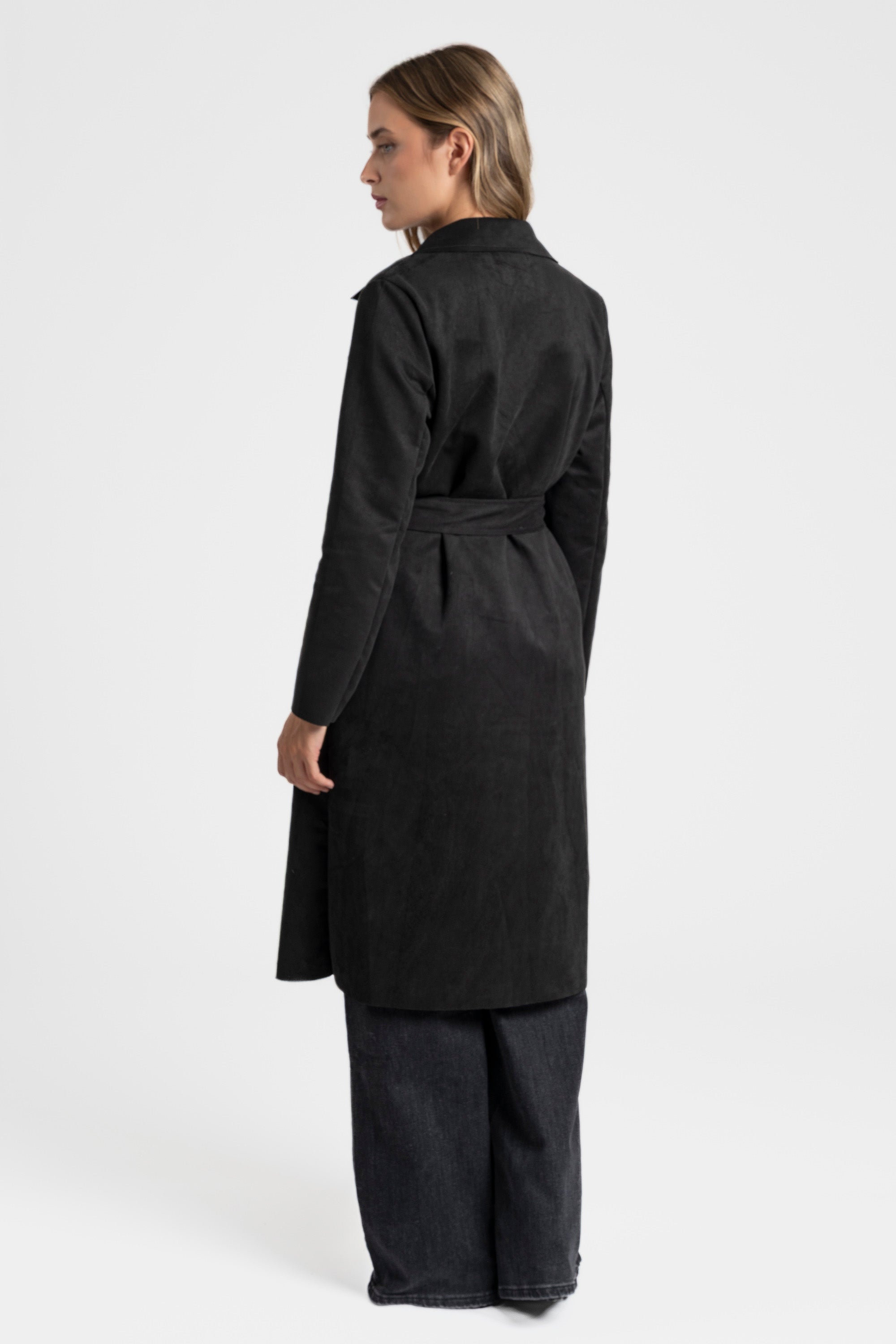 Trench femme ceinture noir vu de dos, offrant une vision complète du design.