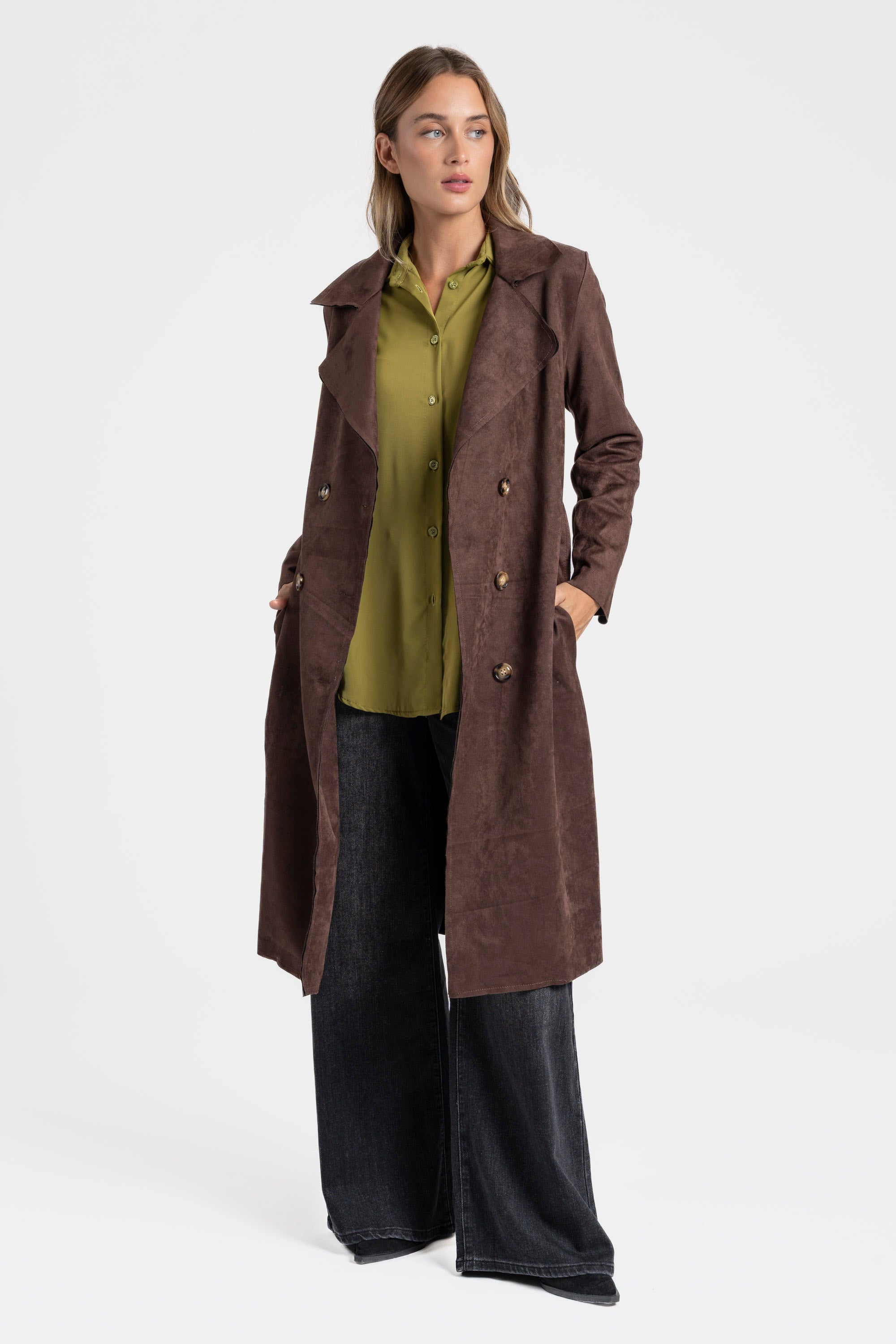Trench femme ceinture chocolat, élégant et stylé, avec un jeu de couleurs tendance.