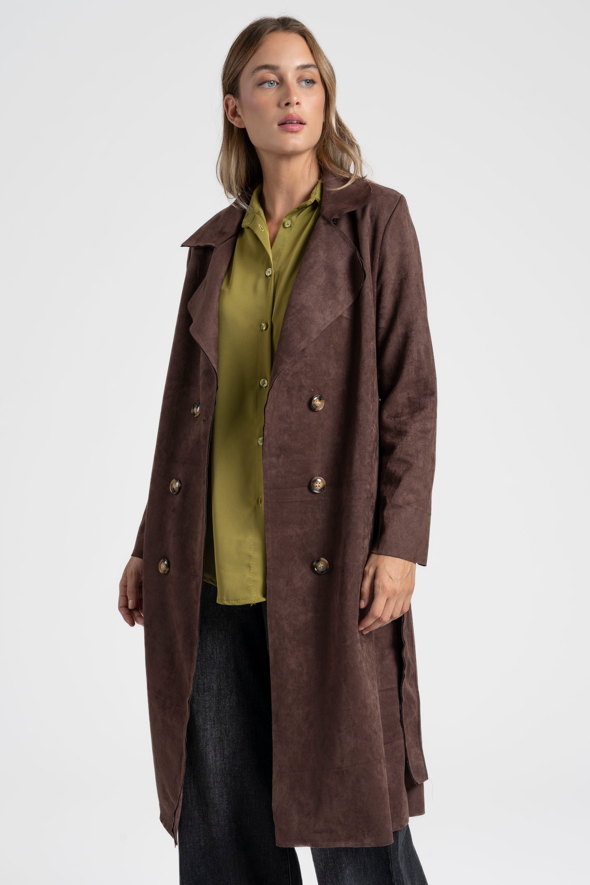 Trench femme ceinture chocolat en vue de face, mettant en avant sa coupe chic.