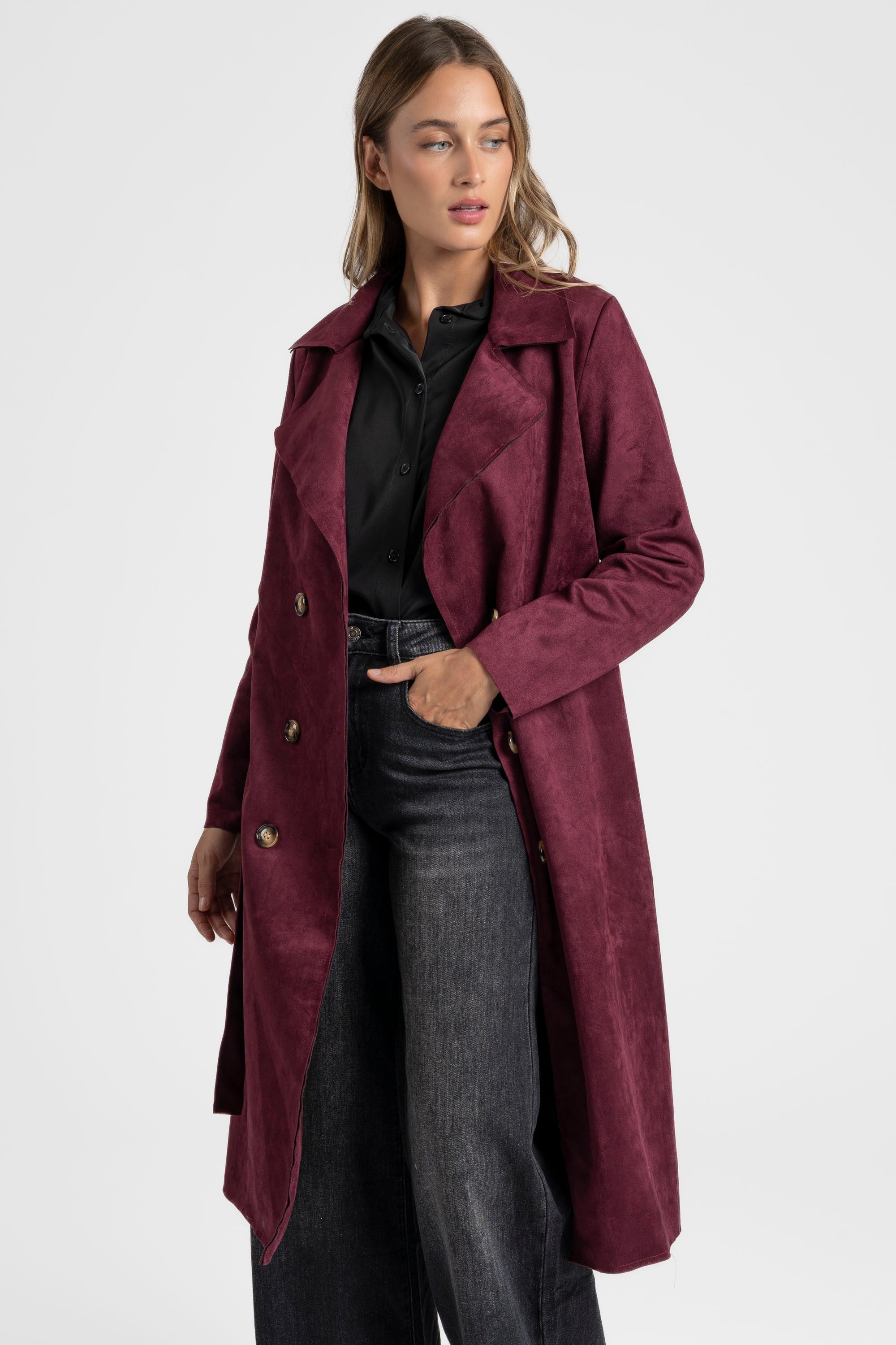 Trench femme ceinture en suédine bordeaux, vue sous un autre angle, mettant en avant la taille ajustée.